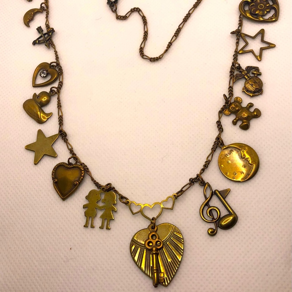 Vintage Glass Work Studios Charm Necklace. ⭐️